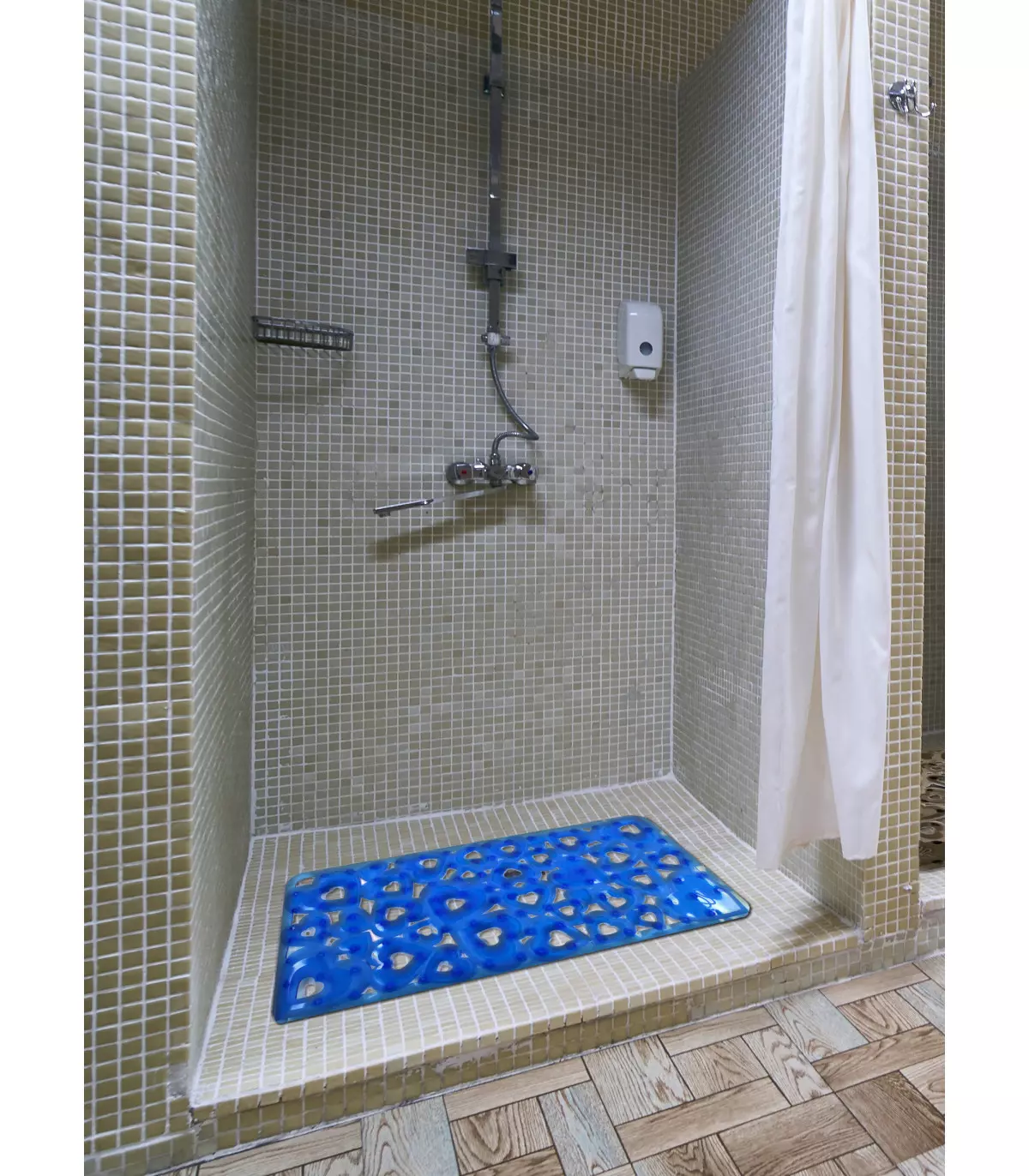 Rectangular rubber tub shower mat with blue heart suckers